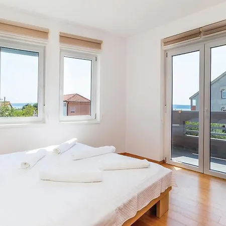 1 Bedroom Gorgeous Apartment In Selce
