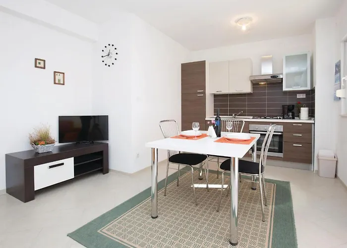 1 Bedroom Gorgeous In Διαμέρισμα Selce